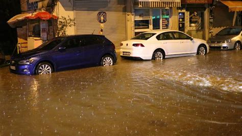 İ­z­m­i­r­­d­e­ ­s­u­ ­b­a­s­k­ı­n­l­a­r­ı­